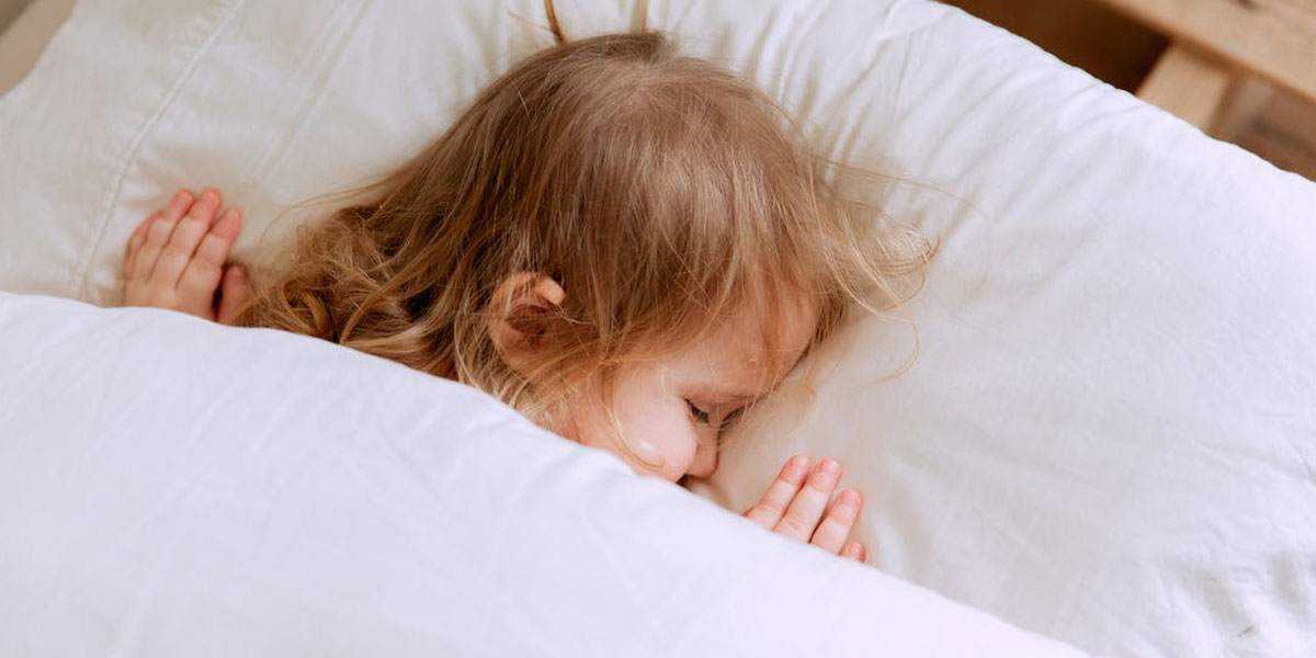 Čo spánok na bruchu spôsobuje vášmu telu?